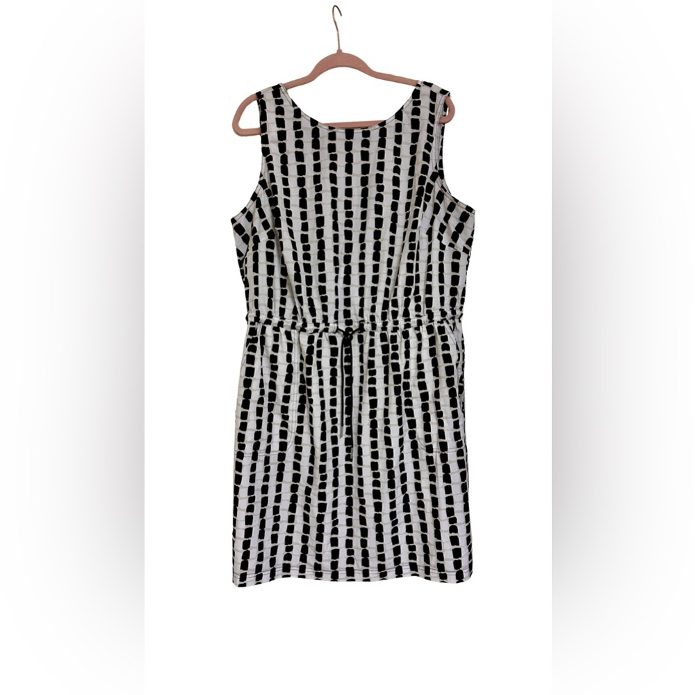 It has pockets!! Calvin Klein Black and White Geometric Mini Dress